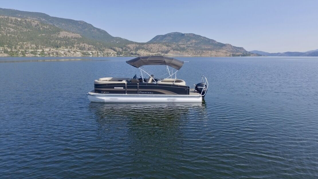 Have endless adventures aboard the luxurious Premier Pontoon Solaris 250
